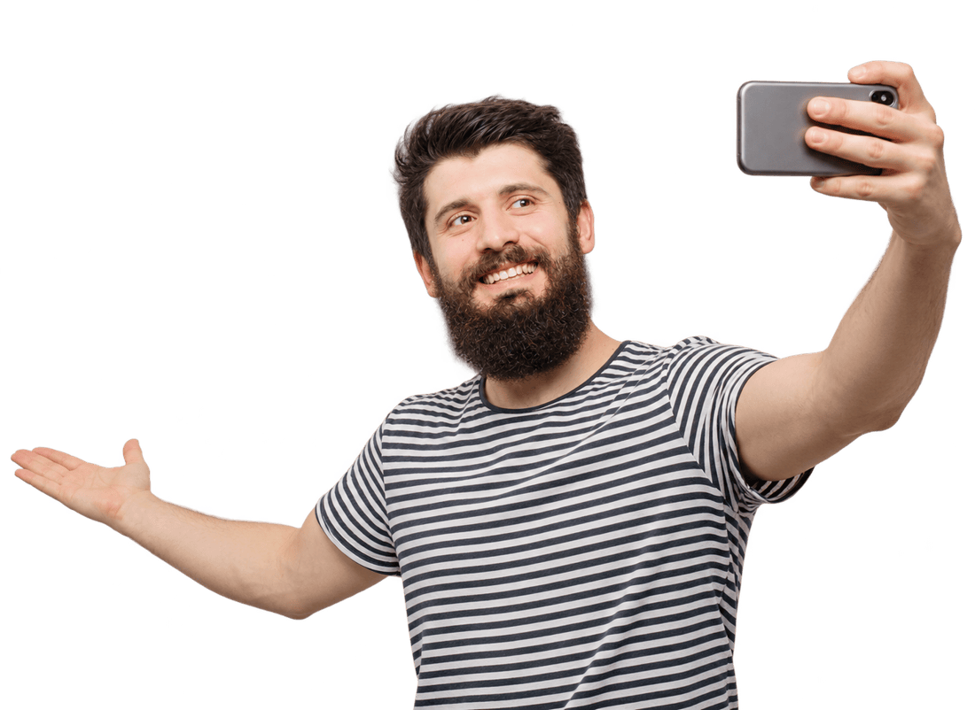 Uśmiechnięty mężczyzna z brodą w koszulce w paski robi selfie telefonem