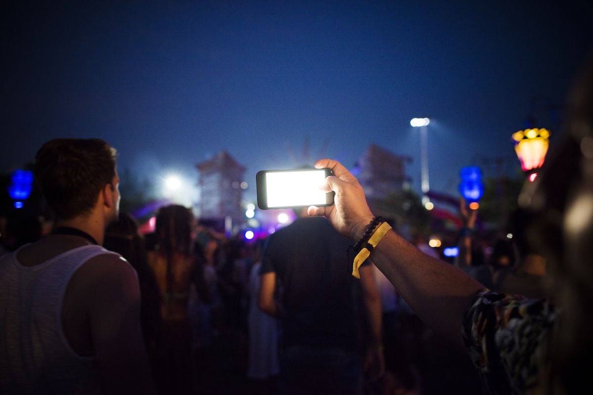 Uczestnicy festiwalu nagrywają koncert telefonami